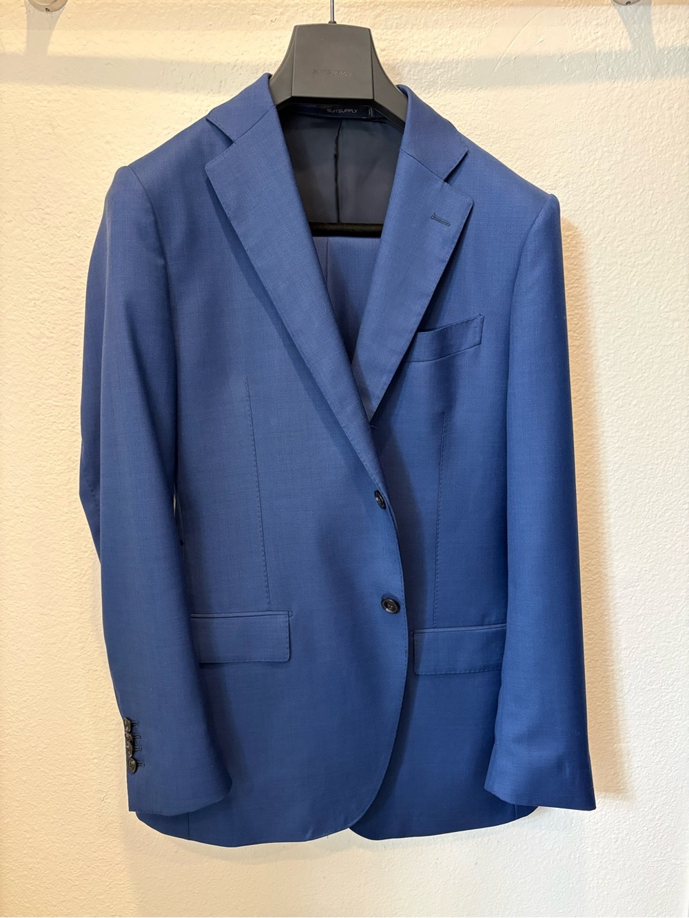 Suitsupply blue 100% Italian wool slim 2-button suit